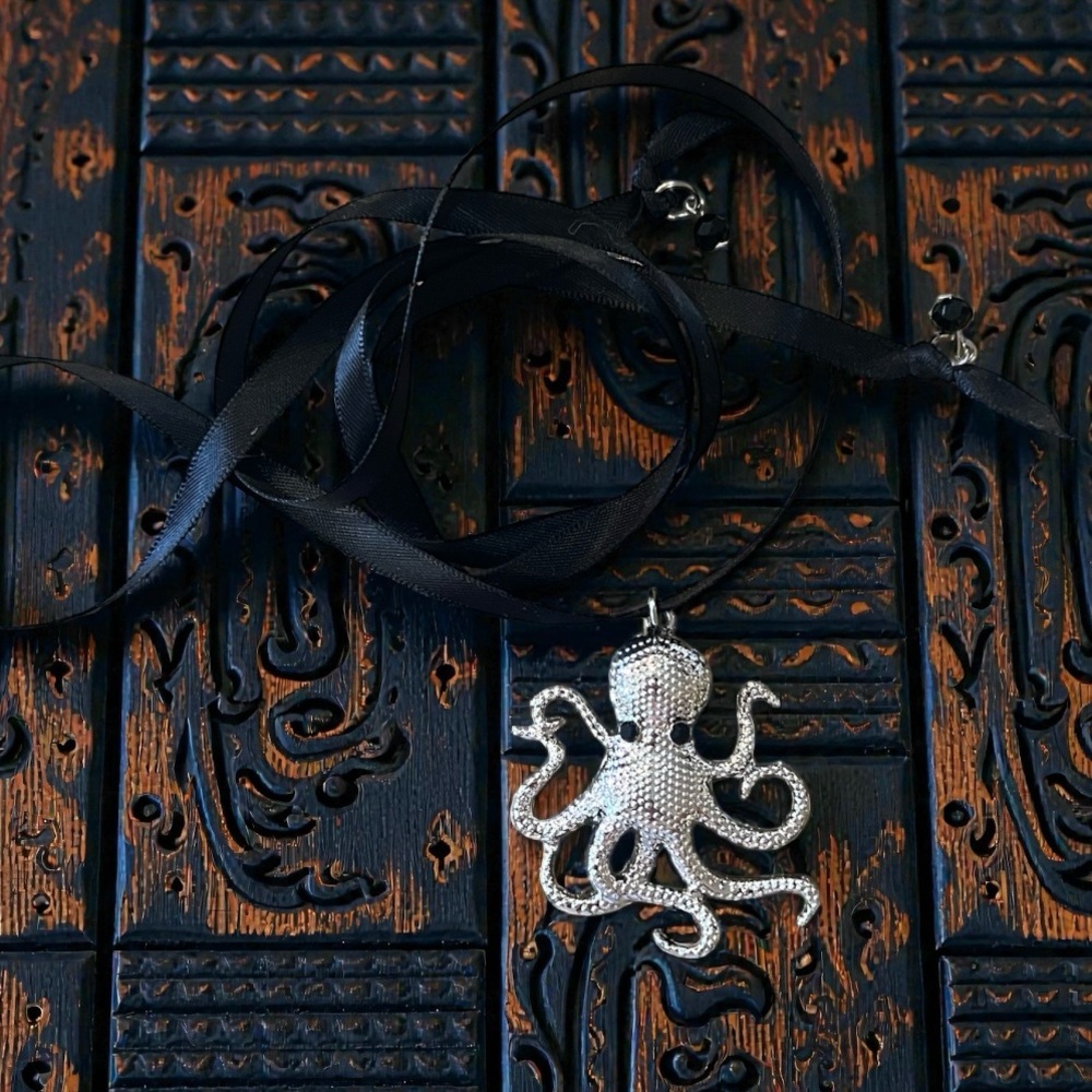 Shiny Silver Toned Octopus Pendant Choker Necklace - Picture 5 of 17